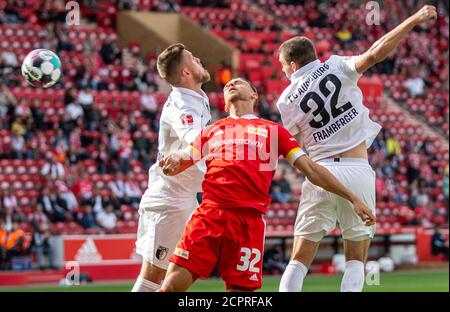 Berlin, Deutschland. September 2020. Fußball: Bundesliga, 1. FC Union Berlin - FC Augsburg, 1. Spieltag, an der Alten Försterei. Der Berliner Marcus Ingvartsen (M) kämpft gegen Raphael Framberger (r) und Jeffrey Gouweleeuw vom FC Augsburg um den Ball. Quelle: Andreas Gora/dpa - WICHTIGER HINWEIS: Gemäß den Bestimmungen der DFL Deutsche Fußball Liga und des DFB Deutscher Fußball-Bund ist es untersagt, im Stadion und/oder aus dem Spiel aufgenommene Aufnahmen in Form von Sequenzbildern und/oder videoähnlichen Fotoserien zu nutzen oder auszunutzen./dpa/Alamy Live News Stockfoto