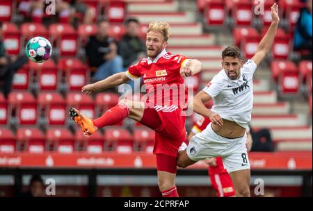 Berlin, Deutschland. September 2020. Fußball: Bundesliga, 1. FC Union Berlin - FC Augsburg, 1. Spieltag, an der Alten Försterei. Der Berliner Sebastian Griesbeck (l.) kämpft gegen Rani Khedira vom FC Augsburg um den Ball. Quelle: Andreas Gora/dpa - WICHTIGER HINWEIS: Gemäß den Bestimmungen der DFL Deutsche Fußball Liga und des DFB Deutscher Fußball-Bund ist es untersagt, im Stadion und/oder aus dem Spiel aufgenommene Aufnahmen in Form von Sequenzbildern und/oder videoähnlichen Fotoserien zu nutzen oder auszunutzen./dpa/Alamy Live News Stockfoto