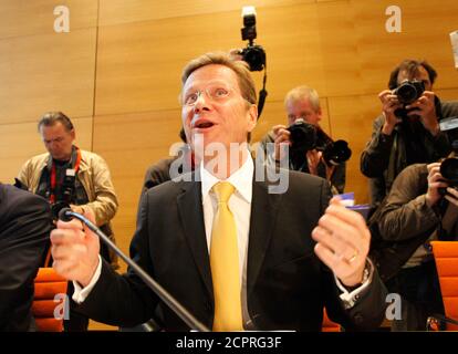 Guido Westerwelle kommt Führer die wirtschaftsfreundliche Freien Demokraten (FDP) für eine Partei Bruchteil treffen in Berlin 29. September 2009.   REUTERS/Thomas Peter (Deutschland)