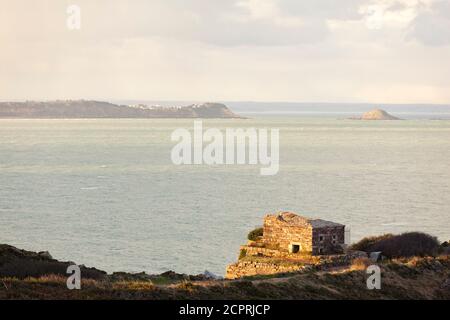 Morgenstimmung am Cap Erquy mit Blick auf die vier A boulets (Kugelofen) in der Bucht von Saint Brieuc. Bretagne, Nordküste. Stockfoto