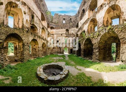 Burgruine Balduinseck im Hunsrück bei Kastellaun, erbaut von Erzbischof Balduin als Festung gegen den Grafen von Sponheim, auf einer Hügelburg Stockfoto