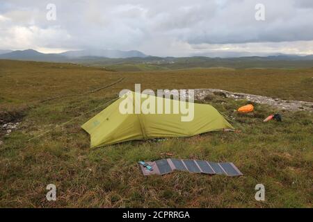 Wild Camping auf abgelegenen Moorland mit einem Solarpanel. Der Hebridische Weg. Äußere Hebriden. Highlands. Schottland. VEREINIGTES KÖNIGREICH Stockfoto