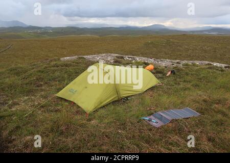 Wild Camping auf abgelegenen Moorland mit einem Solarpanel. Der Hebridische Weg. Äußere Hebriden. Highlands. Schottland. VEREINIGTES KÖNIGREICH Stockfoto