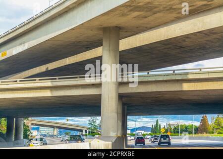 Autobahnkreuz auf mehreren Ebenen in Los Angeles. Südkalifornien, USA Stockfoto