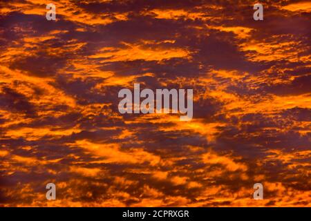 Feurig schöne Wolken bei Sonnenaufgang Stockfoto