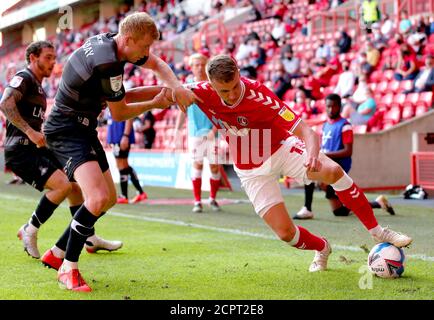 Charlton Athletic's Alfie Doughty (rechts) und Bradley Halliday von Doncaster Rovers kämpfen während des Sky Bet League One-Spiels im Valley, London, um den Ball. Stockfoto