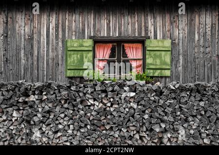 Fenster mit Rollladen auf der Almhütte Stockfoto