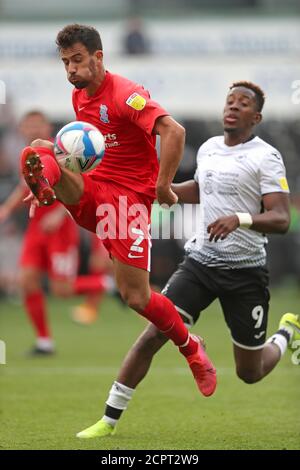 Maxime Colin von Birmingham City (links) in Aktion gegen Jamal Lowe von Swansea City während des Sky Bet Championship-Spiels im Liberty Stadium, Swansea. Stockfoto