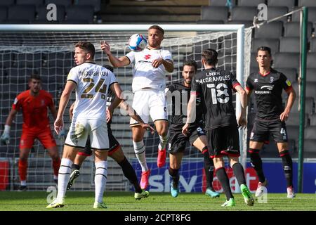 MILTON KEYNES, ENGLAND. SEPTEMBER 2020. Milton Keynes Dons Carlton Morris kontrolliert den Ball in der ersten Hälfte des Sky Bet League 1 Spiels zwischen MK Dons und Lincoln City im Stadium MK, Milton Keynes. (Kredit: John Cripps - MI News ) Kredit: MI Nachrichten & Sport /Alamy Live Nachrichten Stockfoto