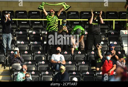 Forest Green Rovers Fans feiern das zweite Tor ihrer Spielseite, das Aaron Collins (nicht abgebildet) in der neunzigsten Minute erzielte, während des Sky Bet League Two Spiels im New Lawn, Nailsworth. Stockfoto