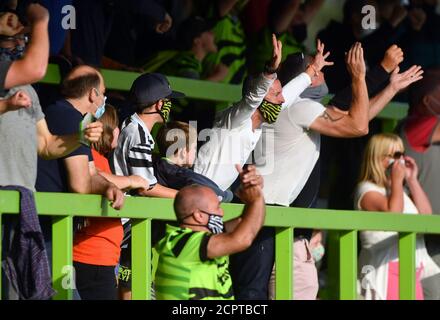 Forest Green Rovers Fans feiern das zweite Tor ihrer Spielseite, das Aaron Collins (nicht abgebildet) in der neunzigsten Minute erzielte, während des Sky Bet League Two Spiels im New Lawn, Nailsworth. Stockfoto