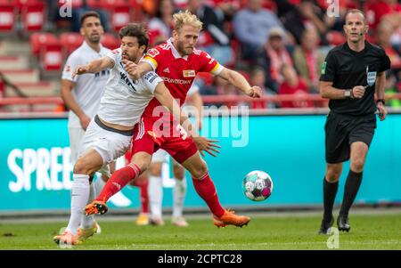 Berlin, Deutschland. September 2020. Fußball: Bundesliga, 1. FC Union Berlin - FC Augsburg, 1. Spieltag, an der Alten Försterei. Tobias Strobl (l) vom FC Augsburg kämpft gegen den Berliner Sebastian Griesbeck um den Ball. Quelle: Andreas Gora/dpa - WICHTIGER HINWEIS: Gemäß den Bestimmungen der DFL Deutsche Fußball Liga und des DFB Deutscher Fußball-Bund ist es untersagt, im Stadion und/oder aus dem Spiel aufgenommene Aufnahmen in Form von Sequenzbildern und/oder videoähnlichen Fotoserien zu nutzen oder auszunutzen./dpa/Alamy Live News Stockfoto