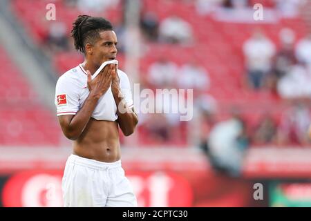 Stuttgart, Deutschland. September 2020. Fußball: Bundesliga, VfB Stuttgart - SC Freiburg, 1. Spieltag, Mercedes-Benz Arena. Stuttgarts Daniel Didavi verlässt das Spielfeld enttäuscht. Kredit: Tom Weller/dpa - WICHTIGER HINWEIS: Gemäß den Bestimmungen der DFL Deutsche Fußball Liga und des DFB Deutscher Fußball-Bund ist es untersagt, im Stadion und/oder aus dem Spiel aufgenommene Aufnahmen in Form von Sequenzbildern und/oder videoähnlichen Fotoserien zu nutzen oder auszunutzen./dpa/Alamy Live News Stockfoto