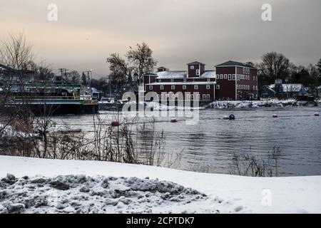 Blick auf das kleine Dorf Baldwinsville, New York und den Seneca River an einem lebhaften Wintermorgen Stockfoto