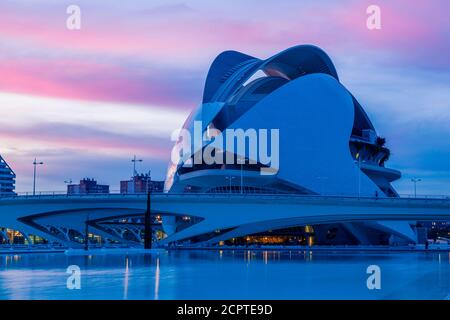 VALENCIA, SPANIEN - 18. DEZEMBER 2018: Die Stadt der Künste und Wissenschaften ist ein kultureller und architektonischer Komplex, der von Santiago Calatrava und Felix Ca Stockfoto