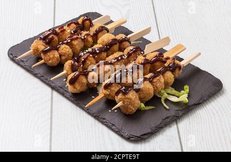 Fleischbällchen auf Spießen serviert auf einem Schiefer. Stockfoto