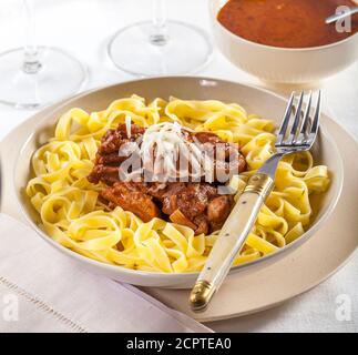 Köstliches Gericht mit Huhn serviert mit Tagliatelle Pasta Stockfoto