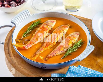 Rote Meeräsche Meeresfrüchte-Gericht in einer köstlichen Sauce serviert. Stockfoto