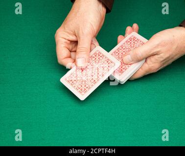Nahaufnahme der Hände, die ein Kartenspiel geben Stockfoto