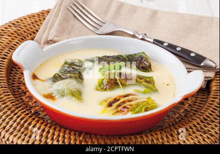 Gefüllte Kohlröllchen in einer cremigen Sauce serviert Stockfoto