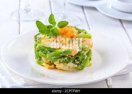 Leckeres Gericht mit grünem Spargel und Garnelen. Stockfoto
