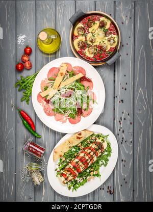 Essen, verschiedene Gerichte auf dem Tisch. Stockfoto