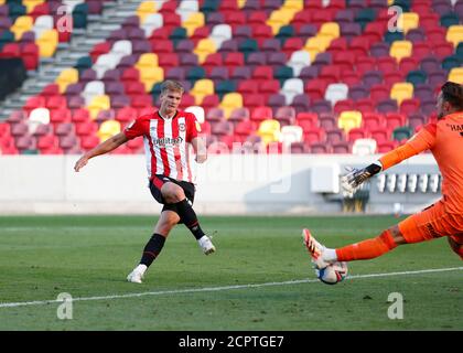 Brentford Community Park, London, Großbritannien. September 2020. EFL Championship Football, Brentford FC gegen Huddersfield Town; Marcus Forss von Brentford schießt an Torwart Ben Hamer von Huddersfield Town vorbei, um seine Seiten 2. Tor in der 86. Minute zu machen, um es 2-0 Credit: Action Plus Sports/Alamy Live News Stockfoto