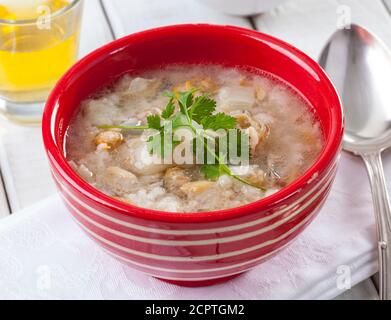 Frische Meeresfrüchte in einer roten Schüssel Stockfoto