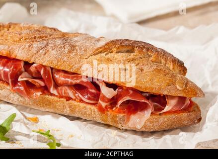 Knuspriges Sandwich mit spanischem Schinken. Stockfoto