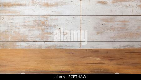 Vintage abgenutzt Tisch und Holz Hintergrund Wand. Stockfoto