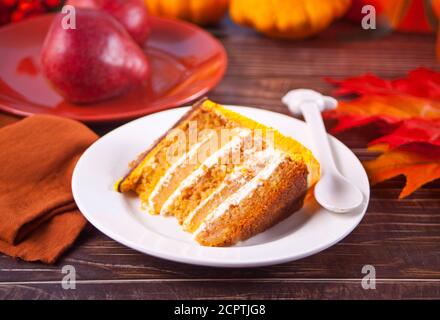 Frisch gebackene hausgemachte Stück Karottenkuchen auf dem Teller. Herbsterntekonzept. Stockfoto