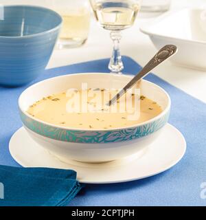 Griechische Ei- und Zitronensuppe namens Avgolemono Stockfoto
