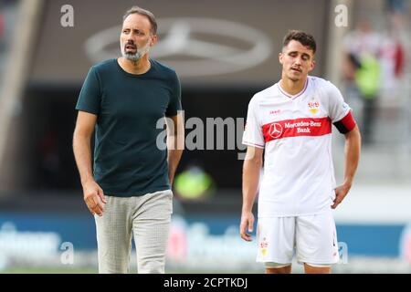 Stuttgart, Deutschland. September 2020. Fußball: Bundesliga, VfB Stuttgart - SC Freiburg, 1. Spieltag, Mercedes-Benz Arena. Stuttgarter Trainer Pellegrino Matarazzo (l) und Stuttgarter Marc-Oliver Kempf (r) gehen nach dem Spiel enttäuscht über das Spielfeld. Kredit: Tom Weller/dpa - WICHTIGER HINWEIS: Gemäß den Bestimmungen der DFL Deutsche Fußball Liga und des DFB Deutscher Fußball-Bund ist es untersagt, im Stadion und/oder aus dem Spiel aufgenommene Aufnahmen in Form von Sequenzbildern und/oder videoähnlichen Fotoserien zu nutzen oder auszunutzen./dpa/Alamy Live News Stockfoto