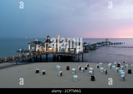 Deutschland, Mecklenburg-Vorpommern, Insel Rügen, Sellin, Seebrücke, Liegestühle Stockfoto