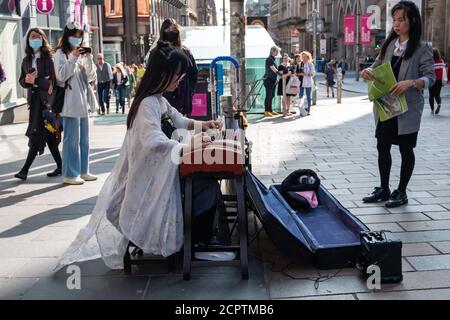 Glasgow, Schottland, Großbritannien. September 2020. Wetter in Großbritannien. Ein Straßenkünstler, der auf einer Guzheng (chinesische Zither) in der Buchanan Straße auftrat. Kredit: Skully/Alamy Live Nachrichten Stockfoto