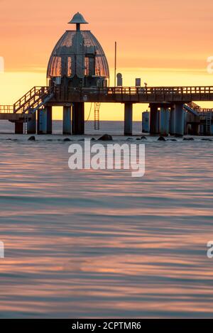 Deutschland, Mecklenburg-Vorpommern, Ostseebad Sellin, Seebrücke mit Sprunggondel Stockfoto