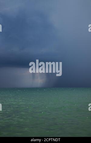 Mittelmeer mit kräftigem Sturm im Hintergrund, hellblaues transparentes Wasser Stockfoto