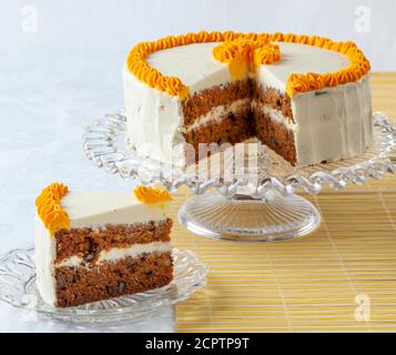 Eine feuchte Karottenkuchen mit Frischkäse Zuckerguss. Stockfoto