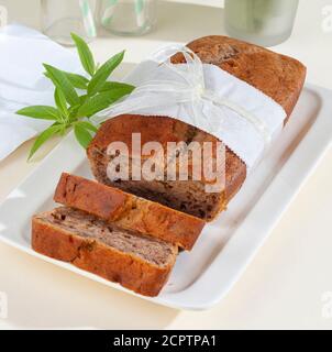 Feuchte und köstliche Bananenbrotscheiben aus reifen Bananen, Nüssen, Butter, Zucker, Ei, Vanille, Backpulver und Mehl. Stockfoto