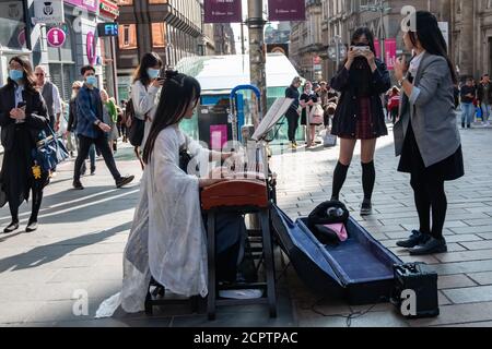 Glasgow, Schottland, Großbritannien. September 2020. Wetter in Großbritannien. Ein Straßenkünstler, der auf einer Guzheng (chinesische Zither) in der Buchanan Straße auftrat. Kredit: Skully/Alamy Live Nachrichten Stockfoto