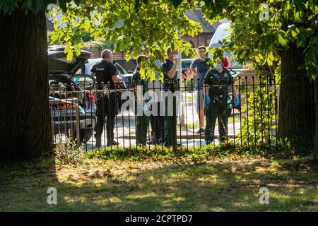 Brentwood Essex 19. September 2020 EIN schwerer Polizeivorfall ereignete sich vor einem beliebten Kinderpark, King Georges, in Brentwood Essex. Mindestens ein Auto ist in einem schweren Crash und Social-Media-Berichte zeigen, Drogenkonsum und potenziell Drogenhandel beteiligt waren. Leider ist ein 17 Jahre alter Fußgänger, James Esah, der verletzt wurde, gestorben.Quelle: Ian Davidson/Alamy Live News Stockfoto