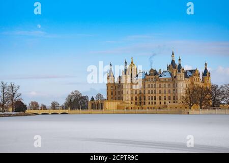 Das schöne, märchenhafte Schweriner Schloss im Winter Stockfoto