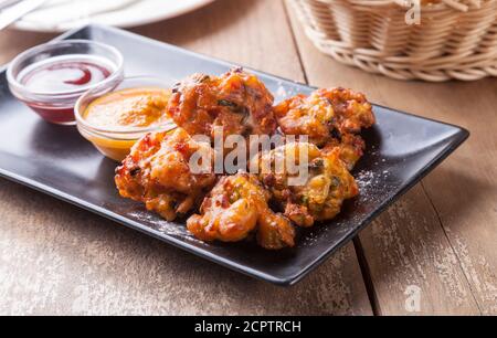 Pakora, Breaden Gemüse, ist ein beliebter indischer Street Food vegetarische Snack. Stockfoto