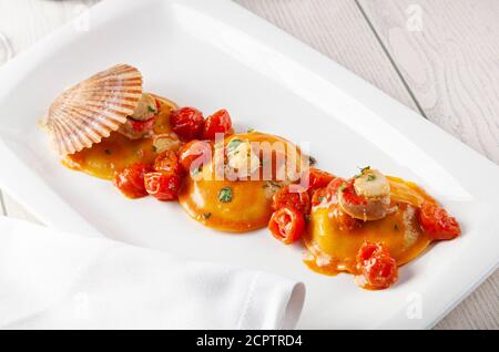 Italienische Küche: Ravioli mit Meeresfrüchten Stockfoto