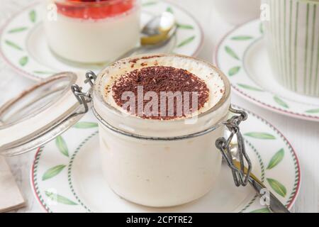 Tiramisu. Traditionelles italienisches Dessert in einem Einmachglas serviert. Stockfoto