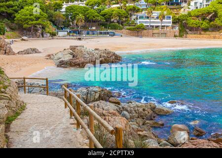 Costa Brava Bucht und Strand mit türkisfarbenem Wasser. Stockfoto