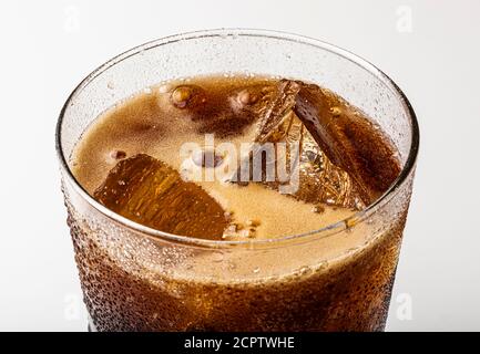 Eiskalt erfrischendes kohlensäurehaltiges Sommergetränk mit Eisstückchen in einem Glas. Stockfoto