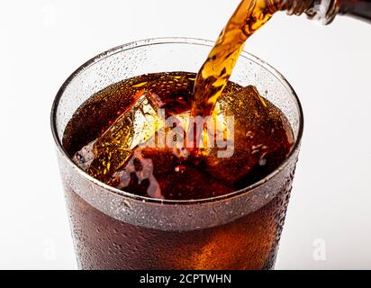 Eiskalt erfrischendes kohlensäurehaltiges Sommergetränk mit Eisstückchen in einem Glas. Stockfoto