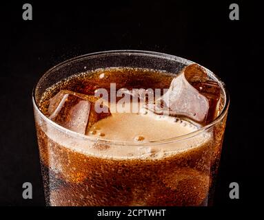 Eiskalt erfrischendes kohlensäurehaltiges Sommergetränk mit Eisstückchen in einem Glas. Stockfoto