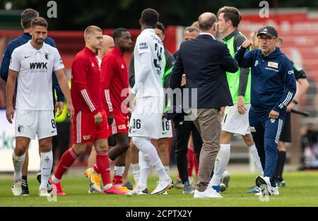 Berlin, Deutschland. September 2020. Fußball: Bundesliga, 1. FC Union Berlin - FC Augsburg, 1. Spieltag, an der Alten Försterei. Trainer Urs Fischer (r) von der Union Berlin klatscht sich nach dem Spiel. Quelle: Andreas Gora/dpa - WICHTIGER HINWEIS: Gemäß den Bestimmungen der DFL Deutsche Fußball Liga und des DFB Deutscher Fußball-Bund ist es untersagt, im Stadion und/oder aus dem Spiel aufgenommene Aufnahmen in Form von Sequenzbildern und/oder videoähnlichen Fotoserien zu nutzen oder auszunutzen./dpa/Alamy Live News Stockfoto